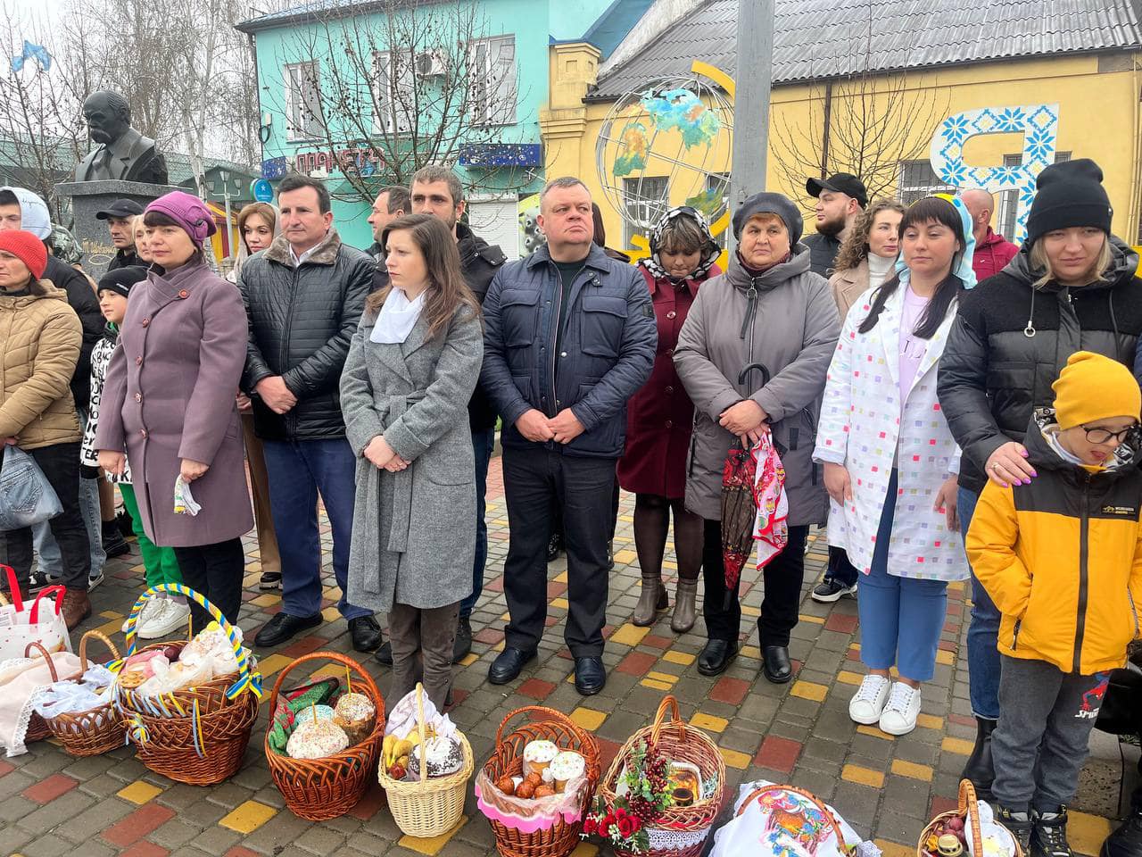 Виконвавуючий повноваження Подільського міського голови Олег Албанський разом із жителями громади
